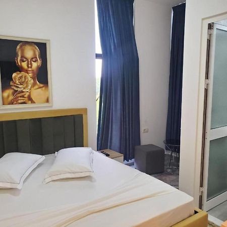 Bs Hotel Durrës Buitenkant foto
