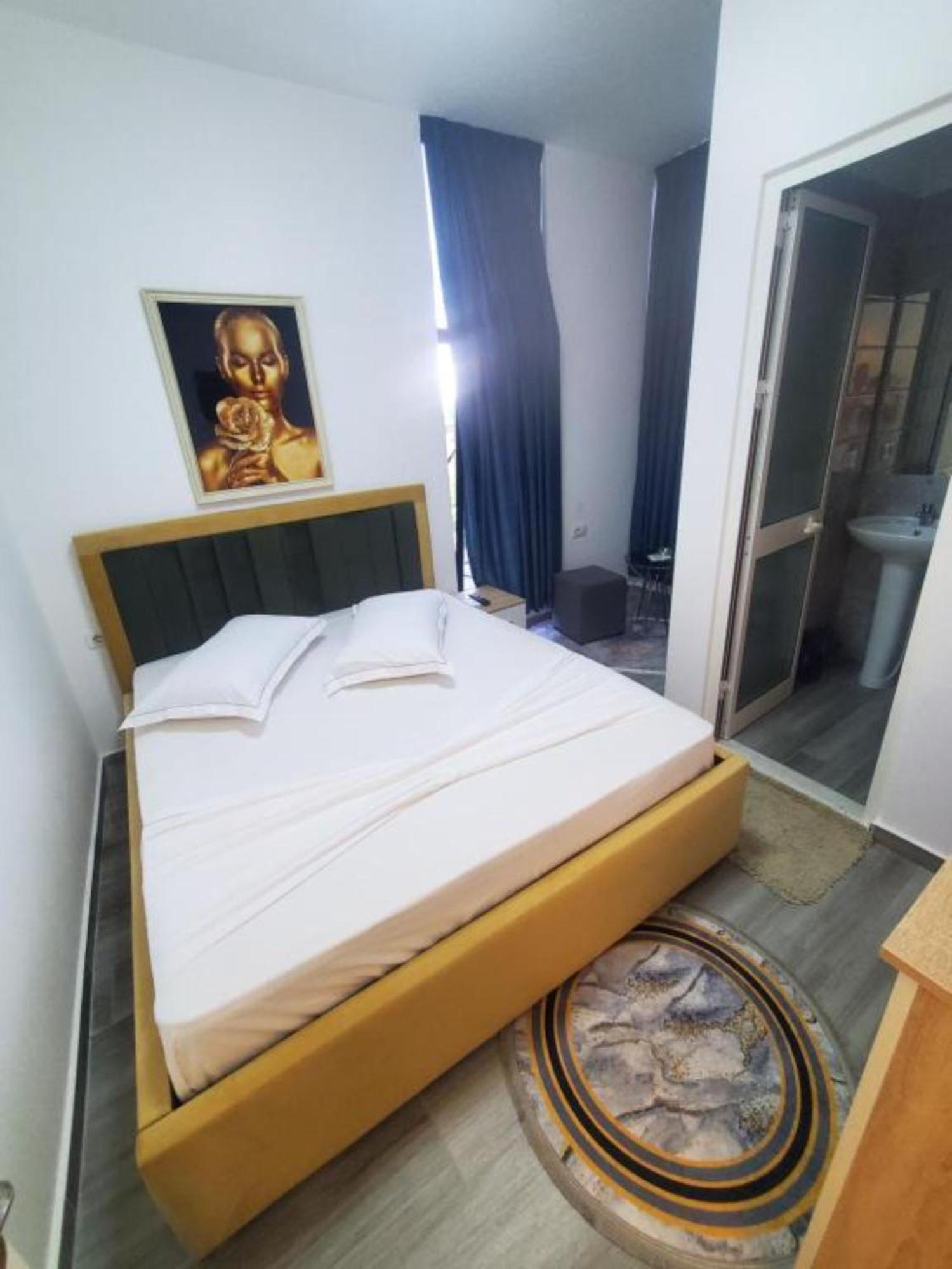 Bs Hotel Durrës Buitenkant foto